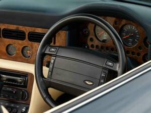 Immagine 11/50 di Aston Martin Virage Volante (1995)