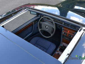 Image 9/50 de Mercedes-Benz 200 E (1991)