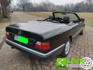 Image 6/9 of Mercedes-Benz 300 CE (1993)