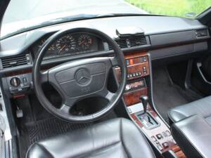 Immagine 10/19 di Mercedes-Benz 300 CE-24 (1992)