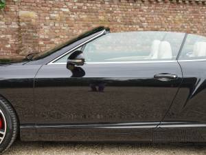 Image 14/50 of Bentley Continental GTC V8 (2014)
