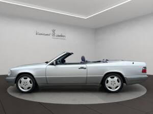 Imagen 2/21 de Mercedes-Benz E 200 (1995)