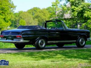 Image 44/52 de Mercedes-Benz 220 SE b (1963)