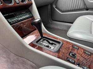 Imagen 6/100 de Mercedes-Benz 300 CE (1992)