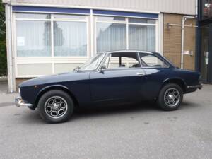 Image 4/39 de Alfa Romeo Giulia 1600 GT Junior (1973)