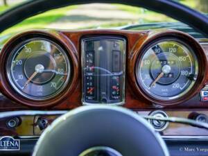 Image 20/52 de Mercedes-Benz 220 SE b (1963)