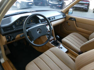 Bild 8/24 von Mercedes-Benz 200 D (1988)