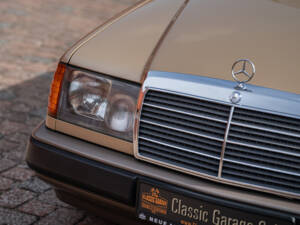 Image 4/40 of Mercedes-Benz 300 CE (1987)