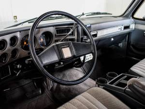 Image 8/46 of Chevrolet Suburban (1986)