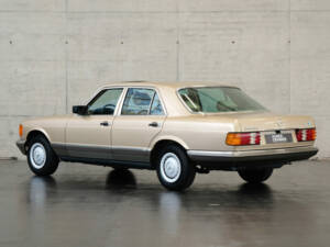 Image 2/24 de Mercedes-Benz 280 SE (1984)