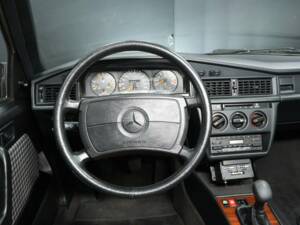 Bild 12/30 von Mercedes-Benz 190 E 2.3-16V (1984)
