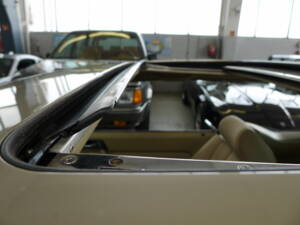Image 19/33 of Mercedes-Benz 300 CE (1988)