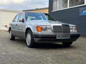 Image 8/24 of Mercedes-Benz 260 E (1990)