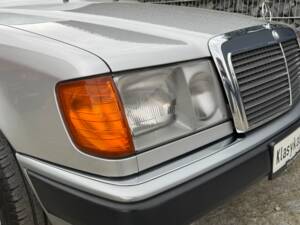 Imagen 64/100 de Mercedes-Benz 300 CE (1992)