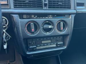 Image 24/89 de Mercedes-Benz 190 E 2.6 (1988)