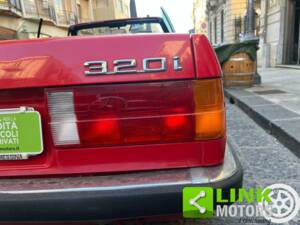 Bild 7/10 von BMW 320i (1990)