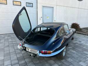 Image 13/33 of Jaguar E-Type 4.2 (1966)