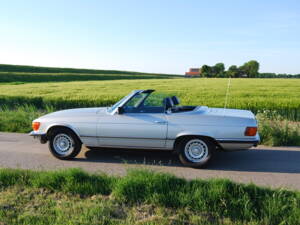 Image 34/87 of Mercedes-Benz 280 SL (1982)
