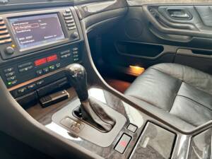 Immagine 21/48 di BMW 740i (2001)
