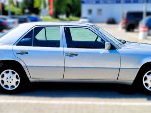 Bild 6/12 von Mercedes-Benz E 220 (1994)
