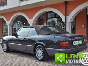 Imagen 3/10 de Mercedes-Benz 300 CE (1993)