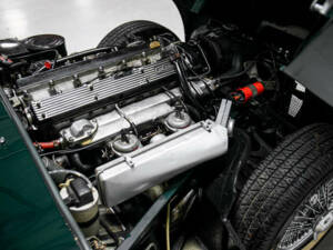 Image 11/23 de Jaguar E-Type (1970)