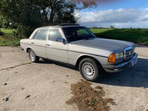 Image 2/23 of Mercedes-Benz 300 D (1981)