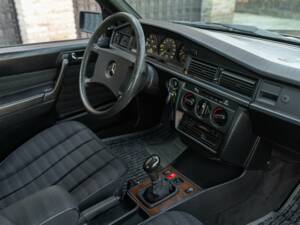 Immagine 17/45 di Mercedes-Benz 190 E (1989)