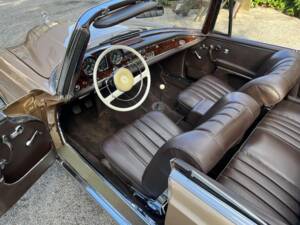 Image 15/22 of Mercedes-Benz 220 SE b (1963)