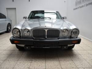 Image 3/33 of Daimler Double Six (1989)