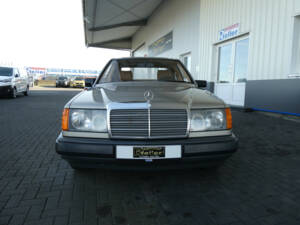 Image 2/24 of Mercedes-Benz 200 D (1988)