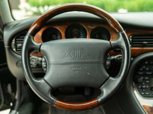 Image 35/50 of Jaguar XJR 4.0 (2000)