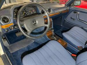 Image 13/20 of Mercedes-Benz 230 CE (1982)