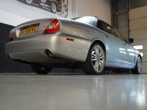 Image 28/50 of Jaguar XJ 8 4.2 (2007)