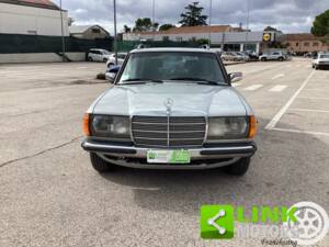 Bild 2/10 von Mercedes-Benz 200 T (1985)