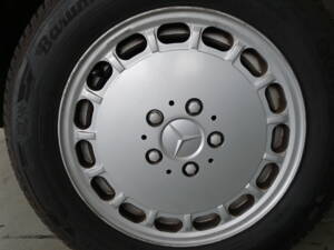 Image 24/33 of Mercedes-Benz 300 CE (1988)