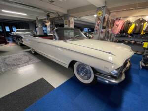 Image 2/24 of Cadillac Eldorado Biarritz (1961)