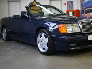 Image 2/33 of Mercedes-Benz 300 CE-24 (1993)