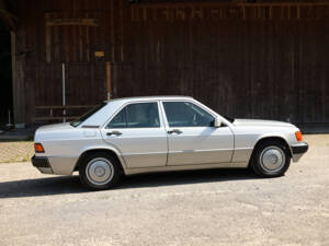 Immagine 6/100 di Mercedes-Benz 190 E 2.3 (1992)