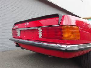 Image 16/84 of Mercedes-Benz 500 SL (1984)