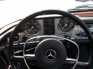 Image 14/17 of Mercedes-Benz 280 SL (1968)