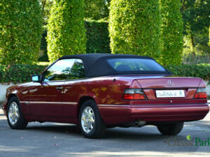 Image 7/50 de Mercedes-Benz E 200 (1995)