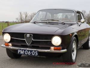 Image 6/40 of Alfa Romeo Giulia GT 1300 Junior (1972)