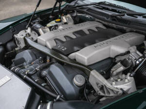 Image 14/44 of Aston Martin V12 Vanquish (2002)