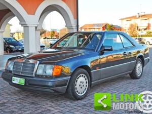 Afbeelding 1/10 van Mercedes-Benz 300 CE (1990)