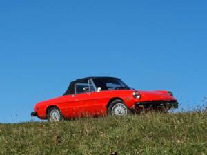 Image 2/7 of Alfa Romeo 2000 Spider Veloce (2000)