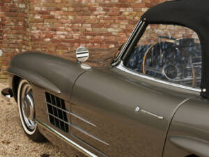 Image 11/50 of Mercedes-Benz 300 SL Roadster (1962)