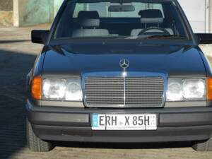 Image 24/92 de Mercedes-Benz 200 D (1989)