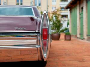 Bild 27/200 von Cadillac Coupe DeVille (1968)
