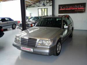 Bild 3/17 von Mercedes-Benz 200 E (1996)